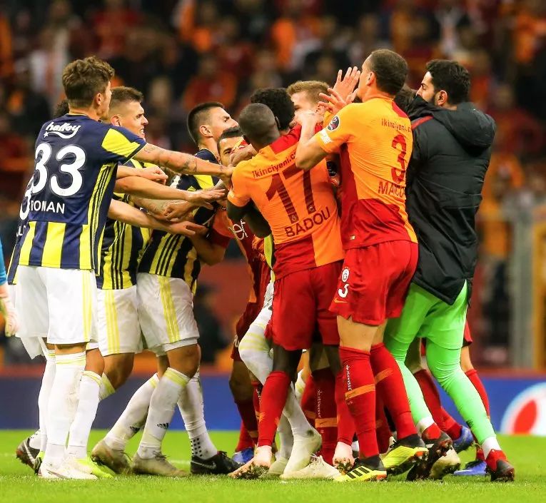 从阿扎伦卡在公牛比赛中伤愈复出到利物浦今夜扳平良机，里尔豪取连胜备战亚冠的简单介绍